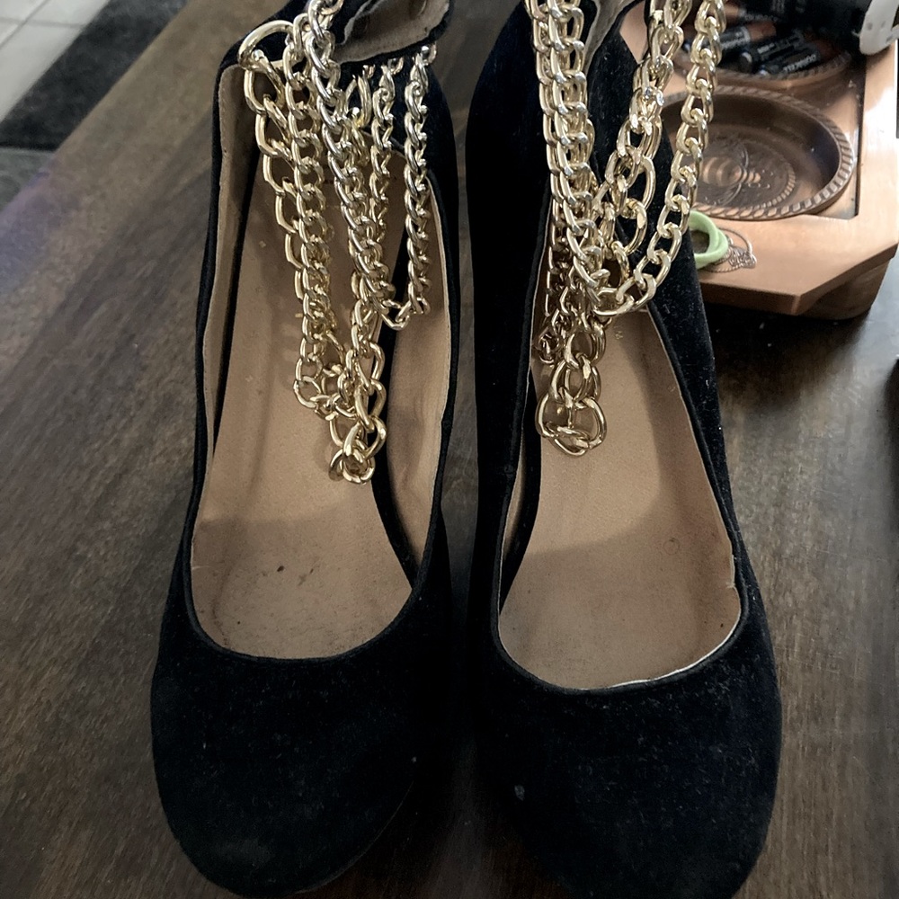 Liliana black wedges gold chains